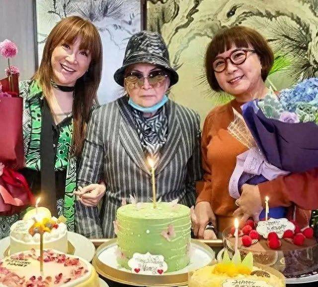 二姐携88岁母亲现身闺蜜礼物感动泪目pg电子模拟器免费版李玟