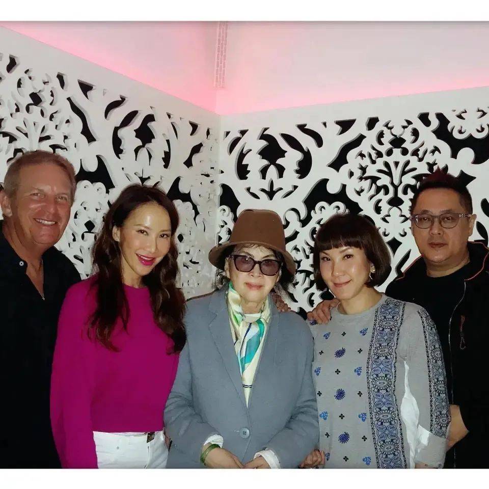 二姐携88岁母亲现身闺蜜礼物感动泪目pg电子模拟器免费版李玟离世一年多(图2)