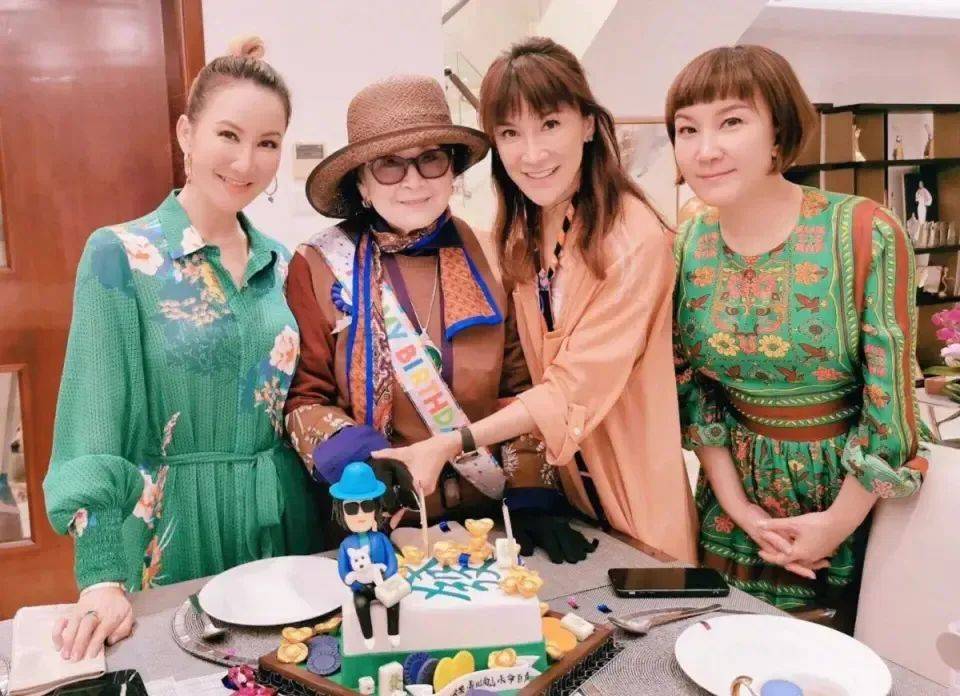 二姐携88岁母亲现身闺蜜礼物感动泪目pg电子模拟器免费版李玟离世一年多(图5)