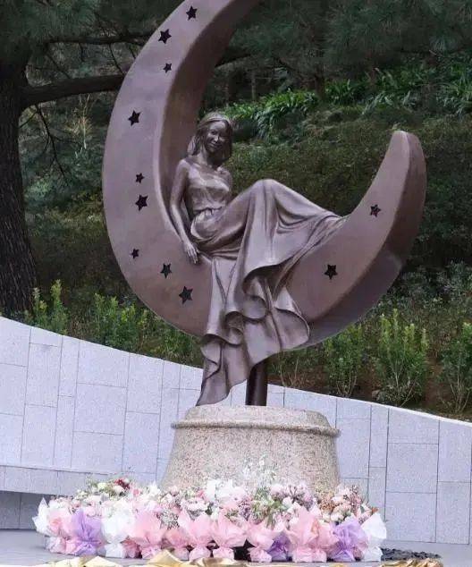 二姐携88岁母亲现身闺蜜礼物感动泪目pg电子模拟器免费版李玟离世一年多(图6)