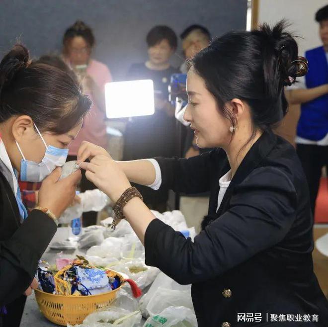 成为时尚 香囊传承中医文化pg电子中文模拟器艺术康养(图4)